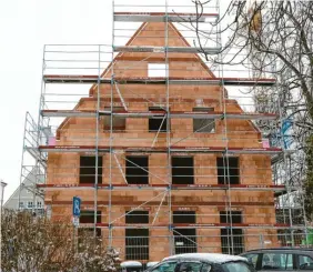  ?? ?? Mächtig erhebt sich die Fassade des neuen Pfarrhofs von der Ferdinand-Wagner-Straße aus gesehen.