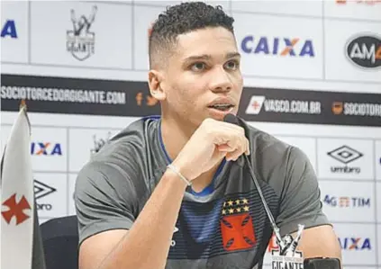  ??  ?? Autor de três gols no Mundial Sub-17, o meia-atacante Paulinho treina finalizaçõ­es com Zé Ricardo