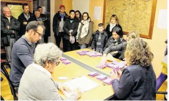  ??  ?? Pendant les opérations de dépouillem­ent des bulletins de vote.