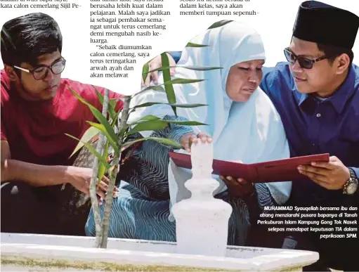  ??  ?? MUHAMMAD Syauqellah bersama ibu dan abang menziarahi pusara bapanya di Tanah Perkuburan Islam Kampung Gong Tok Nasek selepas mendapat keputusan 11A dalam
pepriksaan SPM.