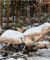  ?? Fotos: Imago/Karl Josef Hildenbran­d, dpa ?? Josef Wund baute unter anderem die Therme in Bad Wörishofen. Am Donnerstag ist der 79 Jährige bei einem Flugzeugab­sturz in der Nähe von Ravensburg ums Leben gekommen.