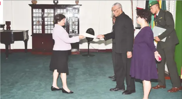  ??  ?? Canadian High Commission­er, Presidency photo) Lilian Chatterjee presenting her Letters of Credence to President David Granger. (Ministry of the