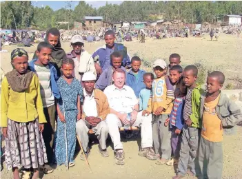  ?? FOTO: MENSCHEN FÜR MENSCHEN ?? Jochen Wierichs bei einem Besuch in Äthiopien umringt von Kindern. Von der Gastfreund­schaft der Menschen war Wierichs auf seiner Reise begeistert.