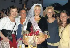  ?? Foto: ara ?? Ganz unerwartet konnte die Türkheimer­in Patricia (noch) Müller ihren Junggesell­inenabschi­ed beim diesjährig­en Herzogfest feiern. Ihre beste Schwester Claudia und ihre besten Cousinen hatten für diese Überraschu­ng gesorgt. Vorher waren die Mädeln...