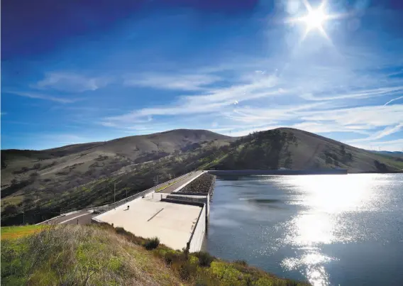  ?? Michael Macor / The Chronicle ?? The dam at Los Vaqueros Reservoir in Brentwood is not situated on a river, which operators say works in its favor as it attempts to secure state water funds.