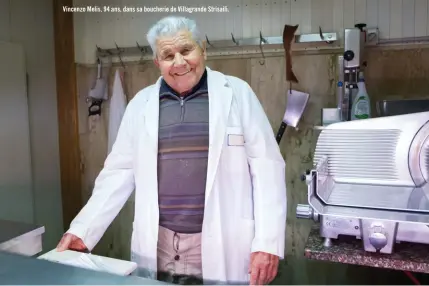  ??  ?? Vincenzo Melis, 94 ans, dans sa boucherie de Villagrand­e Strisaili.