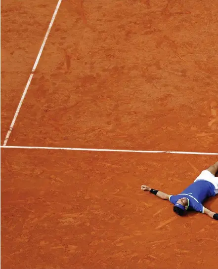  ??  ?? Rafael Nadal krossade Stan Wawrinka med 6–2, 6–3 och 6–1. Sedan kunde han fira sin tionde seger i Fran