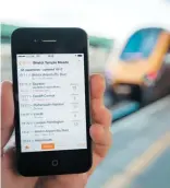  ??  ?? Conocer el itinerario de trenes, buses, aeropuerto­s y eventos permite al turista mantenerse informado y organizado. ¡Todo desde la comodidad de su smartphone!