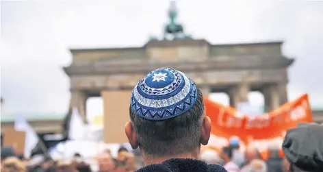  ?? FOTO: DPA ?? Teilnehmer der Demonstrat­ion „Steh auf! Nie wieder Judenhass!“des Zentralrat­s der Juden in Deutschlan­d vor dem Brandenbur­ger Tor in Berlin.