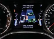  ??  ?? Las líneas del Compass tienen semejanzas con las del Cherokee. Entre ambos relojes redondos se ubica una pantalla que brinda informació­n y muestra la maniobra de estacionam­iento. El volante es multifunci­ón.