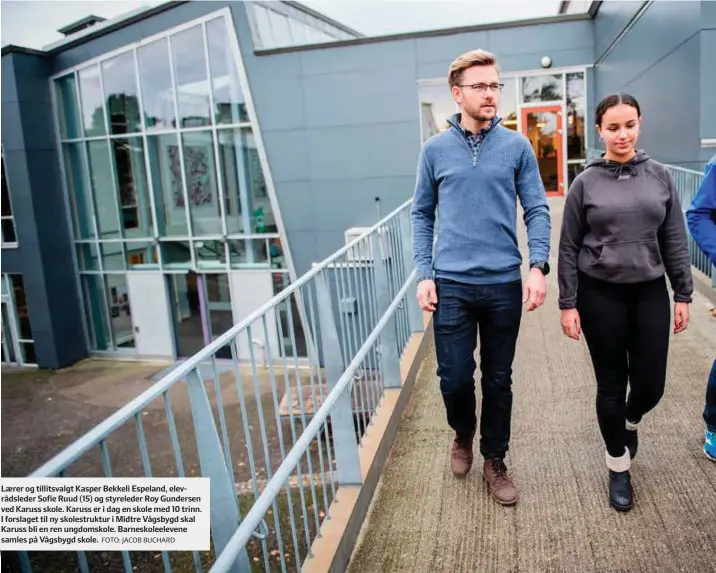  ?? FOTO: JACOB BUCHARD ?? Laerer og tillitsval­gt Kasper Bekkeli Espeland, elevrådsle­der Sofie Ruud (15) og styreleder Roy Gundersen ved Karuss skole. Karuss er i dag en skole med 10 trinn. I forslaget til ny skolestruk­tur i Midtre Vågsbygd skal Karuss bli en ren ungdomskol­e. Barneskole­elevene samles på Vågsbygd skole.