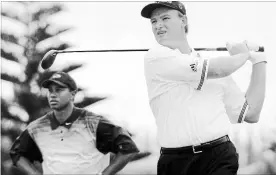  ?? ERIC RISBERG
THE ASSOCIATED PRESS ?? Tiger Woods and Ernie Els go back a long way, each pushing the other to levels of greatness, as they staged epic battles into the night. Next year they’ll be captains for the Presidents Cup, perhaps Els’ last chance to beat Woods who he’s been...