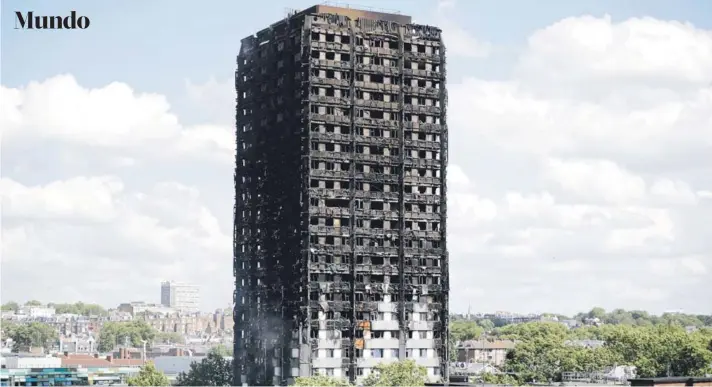  ?? FOTO: AFP ?? ►► Vista de la Torre Grenfell, de 24 pisos y donde habitaban unas 600 personas, ayer.