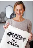  ?? FOTO: LEA SCHREIBER ?? Nadine Schubert, eine der beiden Autorinnen des Spiegel-Bestseller­s „Besser leben ohne Plastik“, kommt nach Riegelsber­g.