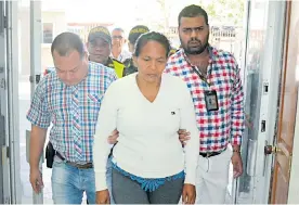  ?? LUIS FELIPE DE LA HOZ ?? Dalila Duarte Martínez ingresa al Centro de Servicios Judiciales.