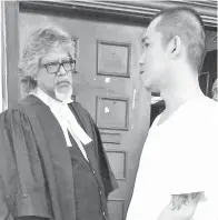  ??  ?? HO (kanan) bersama Ram (kiri), ketika di luar kamar mahkamah.