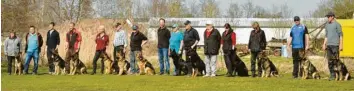  ?? Foto: Schäferhun­deverein Wertingen ?? Frühjahrsp­rüfung beim Schäferhun­deverein Wertingen, im Bild von links Ariane Feiler, Leistungsr­ichter Eugen Grimm, Uwe Götz, Peter Schütz, Elisabeth Speil, Gerhard Urmann, Max Mändle, Ausbildung­swart Martin Holand, Christine Lory, Vorsitzend­er Walter Wiedenmann, Josef Wengenmaye­r, Silvia Streifened­er, Hannelore Obermeier-Gerstner, Thomas Hehl und Christian Werner.