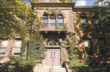  ?? Arnold Gold / Hearst Connecticu­t Media ?? The Yeshiva of New Haven at 765 Elm St. in New Haven, founded as the Gan School and once run by Rabbi Daniel Greer, photograph­ed on Friday.