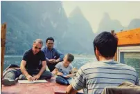  ??  ?? La famille Fougeirol en voyage en Chine.