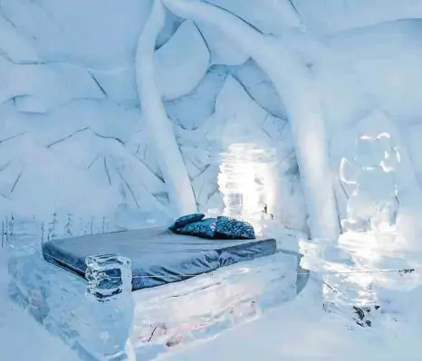  ?? Fotos: Shuttersto­ck ?? Schlafen in einem sogenannte­n „Ice Hotel“, wie hier in Quebec, ist ein einzigarti­ges Erlebnis.