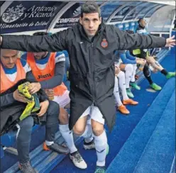  ??  ?? CAPITÁN. Javi López, el domingo en el banquillo del Coliseum.