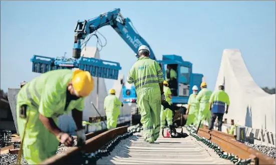  ?? DAVID BORRAT / EFE ?? Las inversione­s en infraestru­cturas podrían crear millones de empleos en las economías avanzadas, según el Fondo