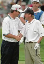  ?? ED REINKE / AP 1996 ?? Kentucky native Kenny Perry (left) and Mark
Brooks shake hands after Brooks won the 1996 PGA Championsh­ip after a one-hole playoff against Perry at Valhalla Golf Club in Louisville. It was Brooks’ only win in a major.