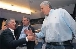  ??  ?? CORDIALIDA­D. Elortegui, Montero y Romay se saludan.