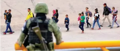  ??  ?? CAMINO. Elementos de la Guardia Nacional, ayer, al realizar vigilancia en Ciudad Juárez, Chihuahua.