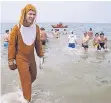  ?? FOTO: IMAGO ?? Ein als Hase verkleidet­er junge Mann am Strand von Renesse.