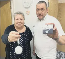  ?? ?? Phil Tye with Dot Brown as he fits alarms for those living in Silksworth.