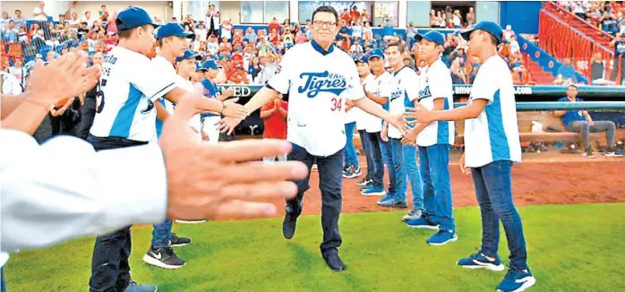  ?? CORTESÍA LMB ?? Fernando Valenzuela, en Quintana Roo, el día que recibió el homenaje de parte de la Liga Mexicana de Beisbol.