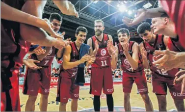  ??  ?? Barreiro, San Miguel, Radovic, Krejci, Alocén y Benzing festejan el triunfo del Zaragoza ante el Obradoiro.