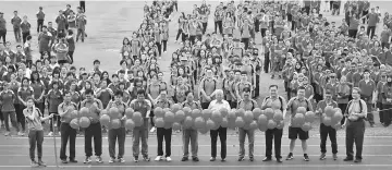  ??  ?? Vincent (seventh from right) together with Swee Nguong (sixth from right) and all other VIPs jointly officiatin­g the event.