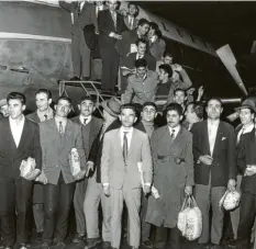  ?? Foto: dpa ?? 55 türkische Bergleute kommen im November 1961 in Düsseldorf an. Inzwischen ist Deutschlan­d ein Einwanderu­ngsland.