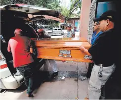  ?? FOTO: ESTALIN IRÍAS ?? Momento en que el padre retira de la morgue judicial el cuerpo sin vida de su hijo de 20 años, quien fue víctima de la delincuenc­ia.