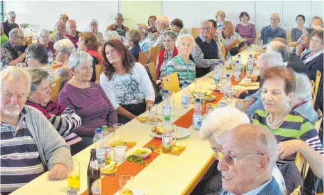  ?? FOTO: GÜR ?? Angeregt und neugierig lauschen die über 80 Besucher dem Vortrag von Hermann Wax.