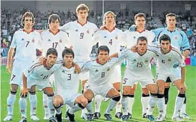  ?? HA ?? Alineación de España en la victoria por 7-0 ante Chile en el Mundial sub-20 de Holanda 2005. De pie, de izquierda a derecha, Juanfran Torres, Cesc Fábregas, Fernando Llorente, Alexis Ruano, Robusté y Biel Ribas. Agachados, Gavilán, Garrido, Alberto Zapater, Chica y Raúl Albiol.