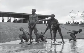  ??  ?? Il Memoriale per la giustizia e la pace di Montgomery, in Alabama, documenta i linciaggi avvenuti tra il 1877 e il 1950 e la storia della schiavitù.