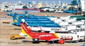  ?? BAO CHUNG KHOAN VIET NAM/VIET NAM NEWS THOI ?? The Airports Corporatio­n of Vietnam (ACV) has targeted earning of 19.1 trillion dong ($820 million) in revenue and 8.2 trillion dong in pre-tax profit this year.