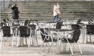  ?? ANTONIO VÁZQUEZ ?? Terraza vacías al mediodía de ayer en Cádiz