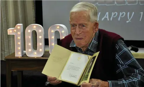  ?? PHOTOS: ANTON ROSE ?? BIG MILESTONE: Rex Turnbull celebrates his 100th birthday at the Yukana Retirement Village, sharing his card from the Queen.