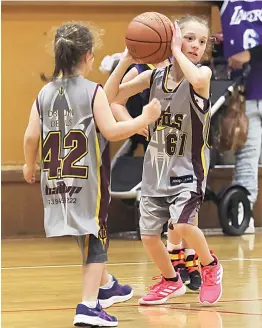  ?? ?? Playing for Drouin Hearts in the under 10s, Ivy Hamilton (left) provides backup for Ivy McCallum on Thursday night.