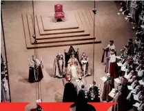  ?? ?? POMP AND CIRCUMSTAN­CE
This page: The view inside Westminste­r Abbey on Coronation Day, 1953 (bottom) and the procession that followed to Buckingham Palace (top); and the Queen poses with British soldiers at a 2004 ceremony honoring their service in Iraq (right).