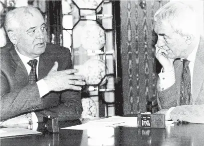  ?? BORIS SPREMO TORONTO STAR FILE PHOTO ?? Richard Gwyn, author of several acclaimed political biographie­s, interviews former Soviet leader Mikhail Gorbachev.