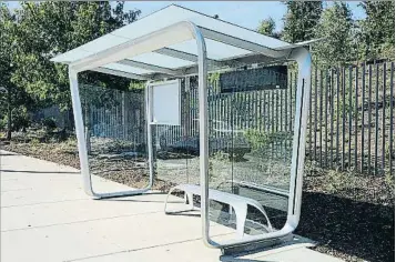  ??  ?? Estilo. Las paradas de autobús que han sido instaladas en el exterior del recinto son de diseño y están equipadas con paneles solares para ofrecer informació­n