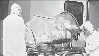  ??  ?? Durante el traslado de un paciente afectado por el nuevo coronaviru­s, que fue internado en el Centro Médico Nacional Siglo XXI, del IMSS. Foto Roberto García Ortiz