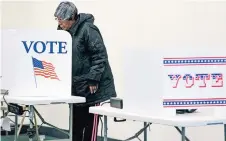  ?? ?? Una votante acude a un centro electoral