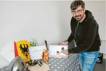  ?? Foto: Evelin Grauer ?? Emanuel Schormair ist im Aichacher Stadtmuseu­m auch für das Kinderprog­ramm zuständig. Beim vergangene­n Workshop konnten die Kinder ein eigenes kleines Museum basteln.