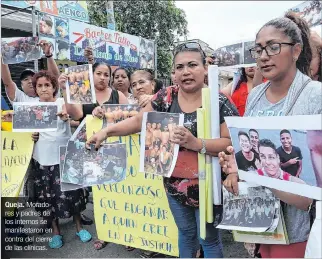  ?? GERARDO MENOSCAL / EXPRESO ?? Queja. Moradores y padres de los internos se manifestar­on en contra del cierre de las clínicas.